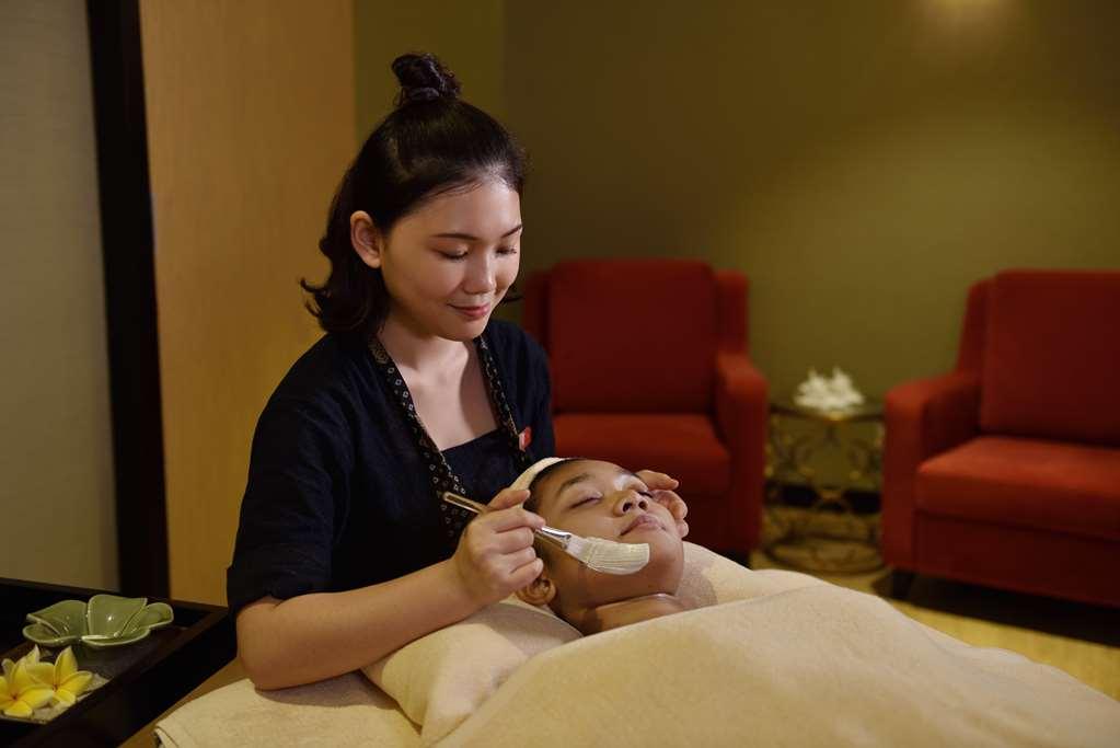 Lexis Suites Penang Bayan Lepas Exterior foto A woman receiving a facial treatment