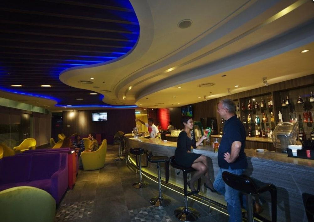 Lexis Suites Penang Bayan Lepas Exterior foto The bar at the lounge