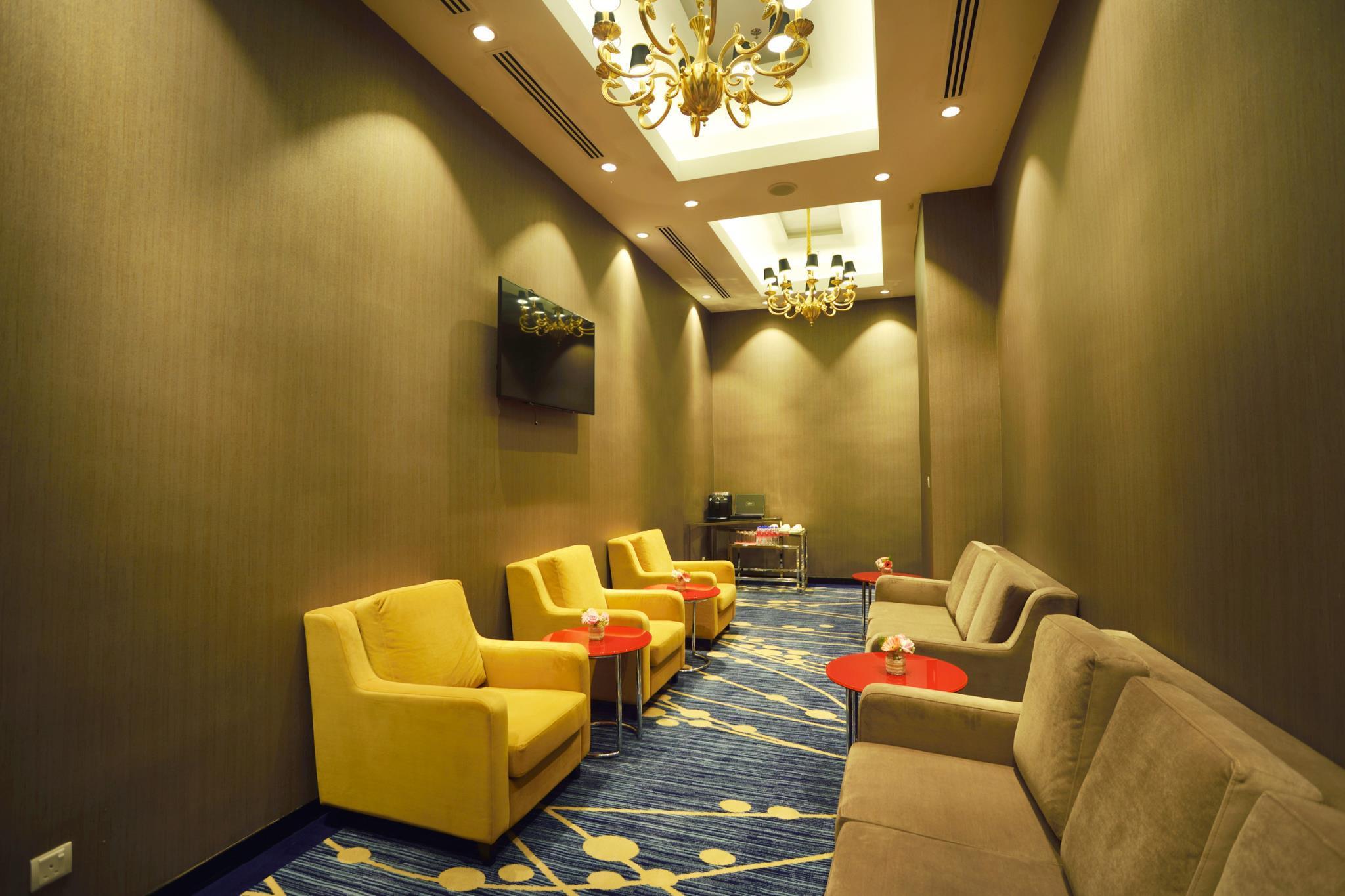Lexis Suites Penang Bayan Lepas Exterior foto The lounge at the airport