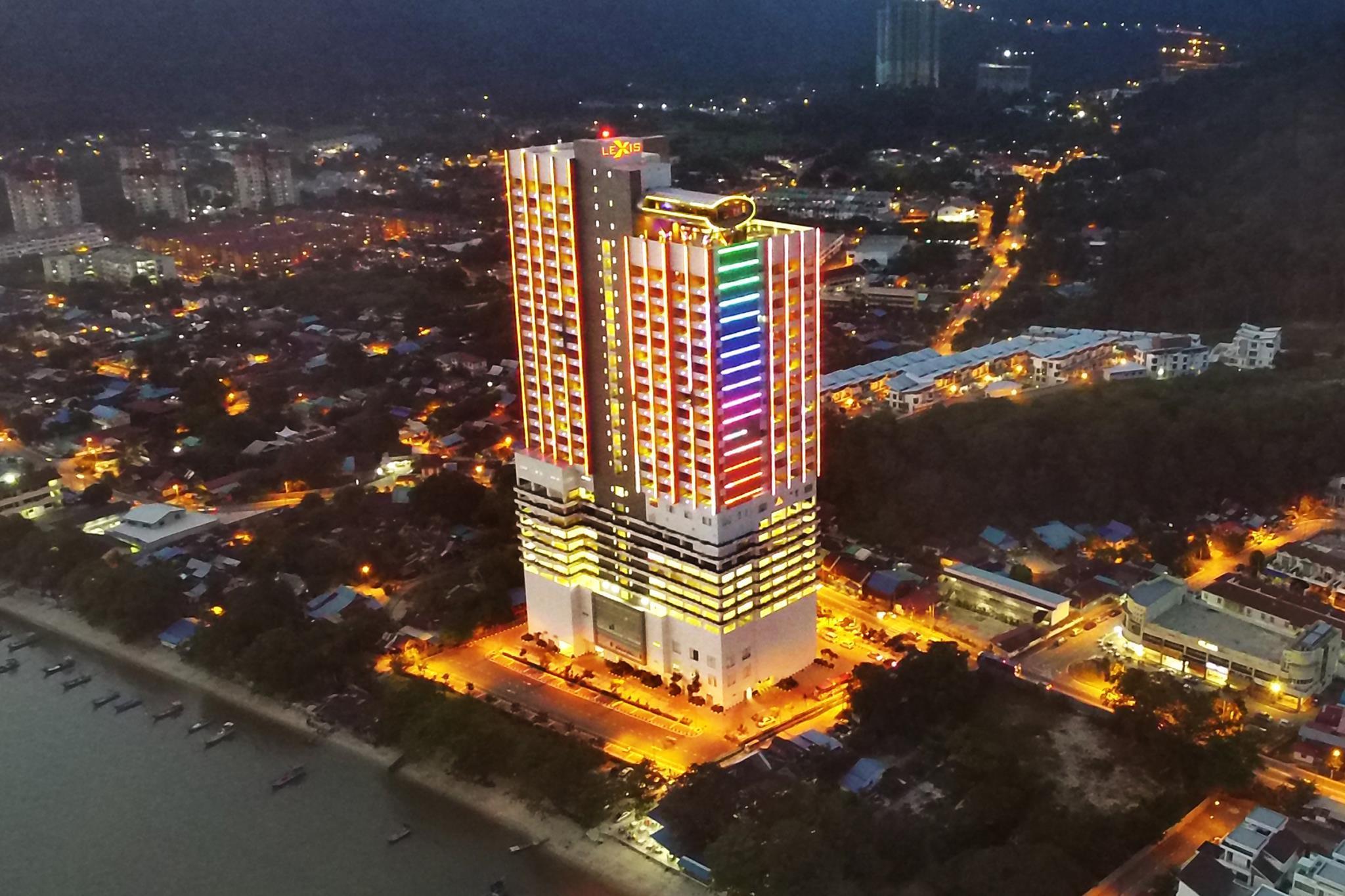 Lexis Suites Penang Bayan Lepas Exterior foto The hotel at night