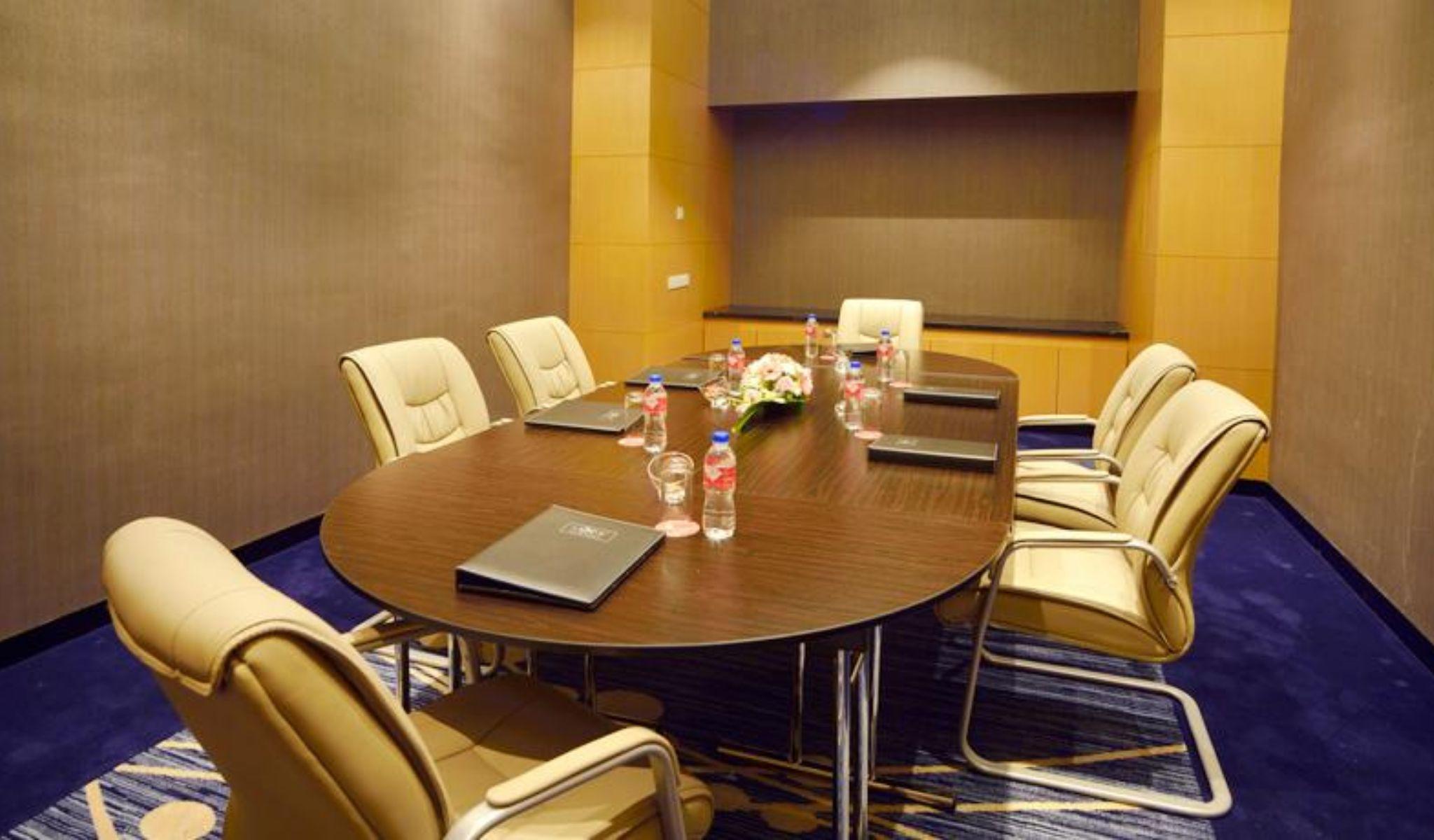 Lexis Suites Penang Bayan Lepas Exterior foto A meeting room