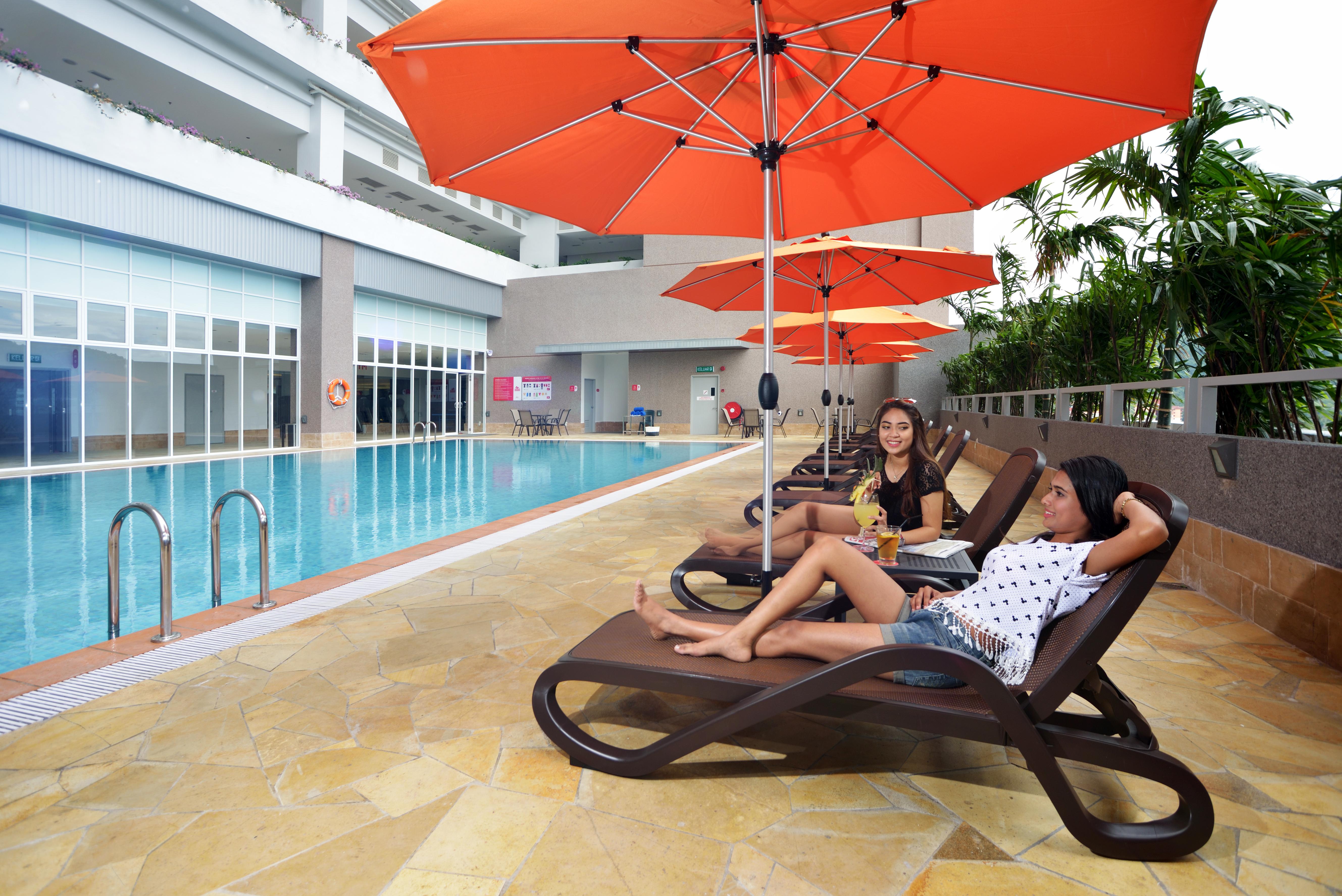 Lexis Suites Penang Bayan Lepas Exterior foto Pool at the hotel