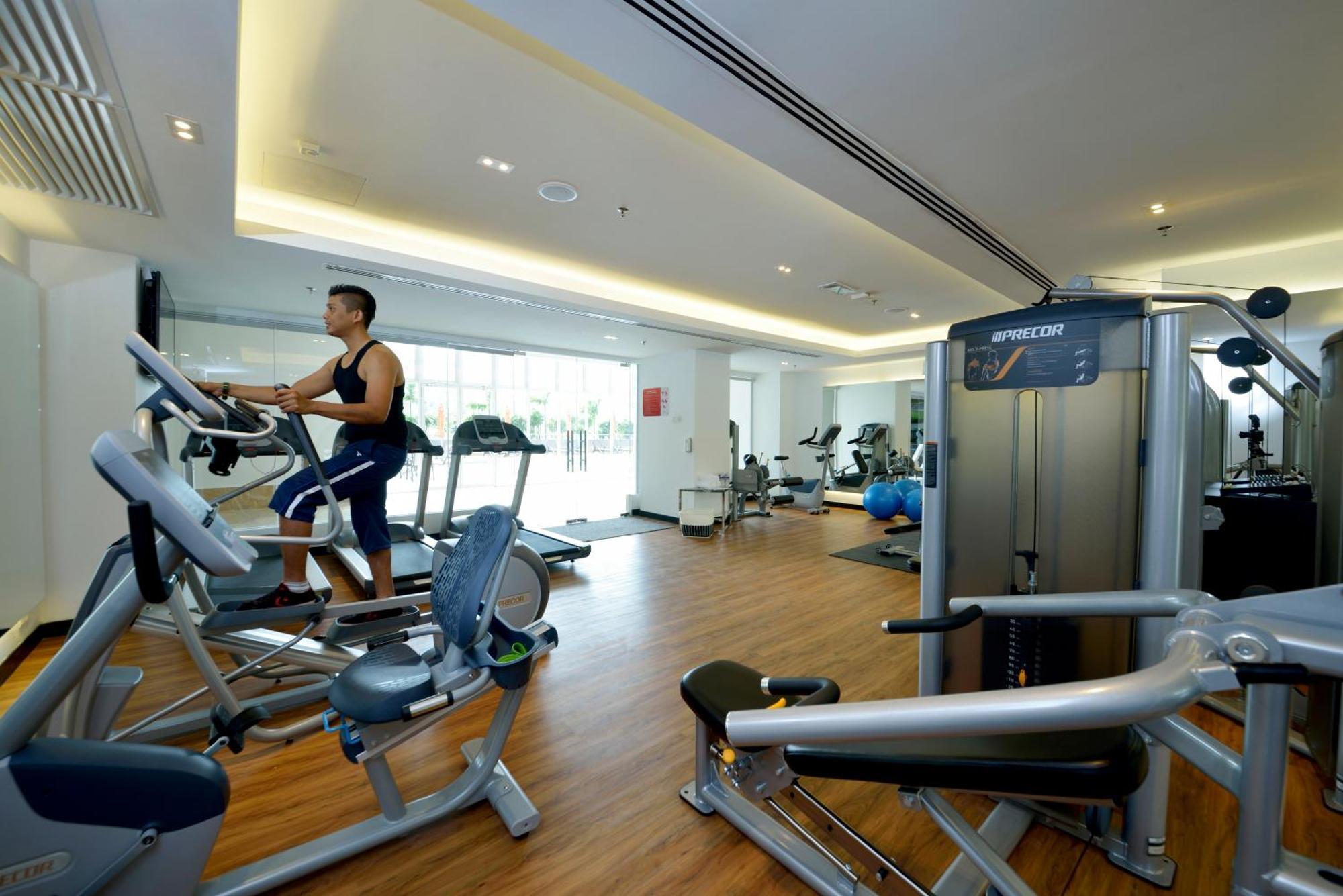 Lexis Suites Penang Bayan Lepas Exterior foto The gym at the hotel